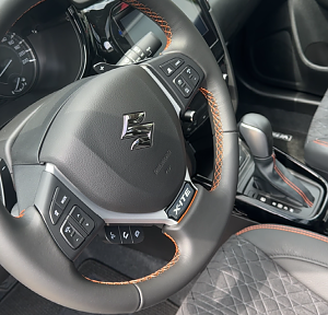 Orangefarbene Ziernähte am Lenkrad und Schalthebel im Vitara X-ITE Sodnermodell
