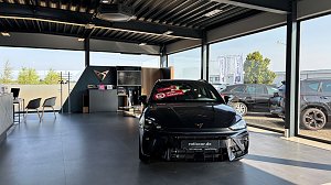 Innenbereich des Autohauses in Altmittweida mit einem ausgestelltem Fahrzeug im Fokus