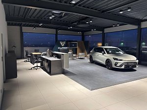 Innenansicht_Autohaus_CUPRA Plattform mit Fahrzeug
