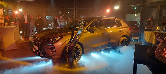 CUPRA Terramar in der Ausstellungshalle zur CUPRA TRIBE Night mit Nebel und Lichteffekten (Ratio Mobil)