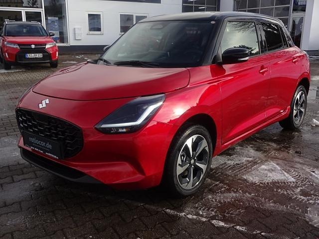 Suzuki Swift in Burning Red mit schwarzem Dach (Foto: Ratio Mobil)