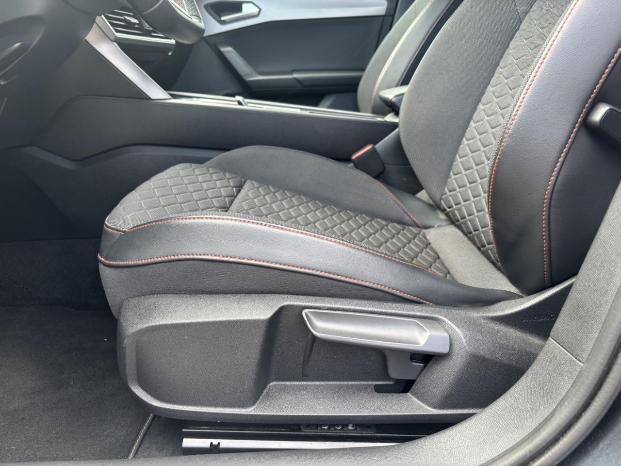 Seat LEON SPORTSTOURER FR 1.5 TSI DSG NAVI EINPARKH. Bildbeschreibung: Seat LEON SPORTSTOURER FR 1.5 TSI DSG NAVI EINPARKH.