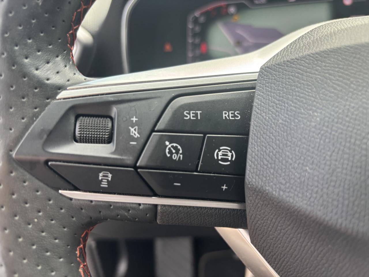 Seat LEON SPORTSTOURER FR 1.5 TSI DSG NAVI EINPARKH. Bildbeschreibung: Seat LEON SPORTSTOURER FR 1.5 TSI DSG NAVI EINPARKH.