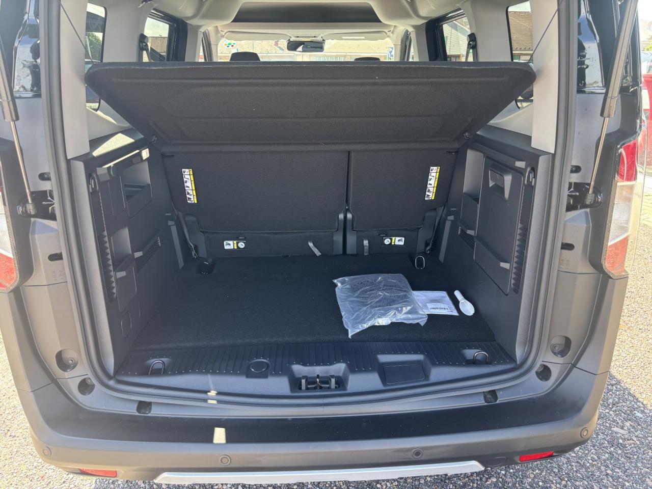 Ford TOURNEO 1.0 , CO2-Klasse: B, NAVI Bildbeschreibung: Ford TOURNEO 1.0 , CO2-Klasse: B, NAVI