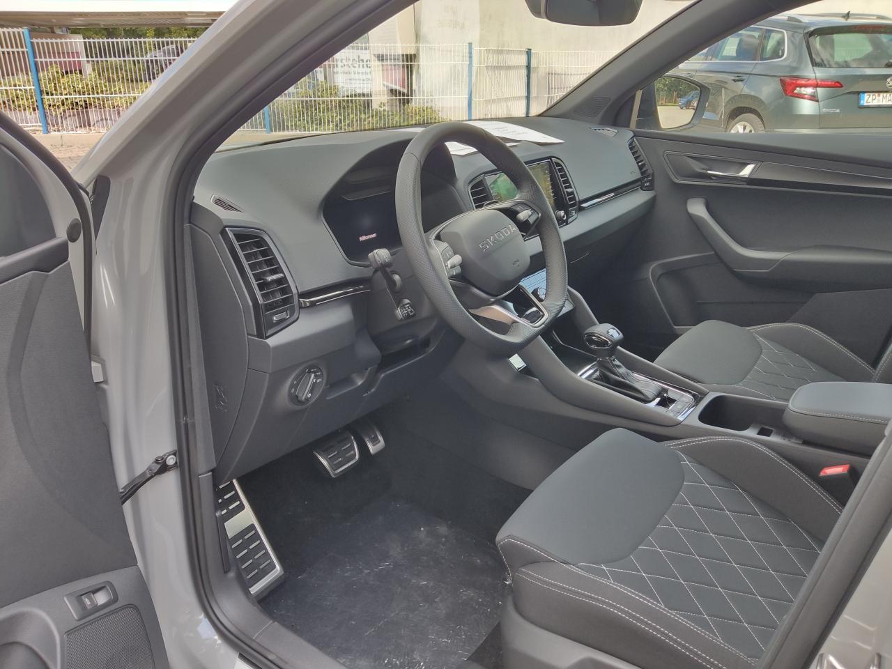 Skoda KAROQ SPORTLINE 2.0 TSI DSG 4X4, CO2-Klasse: F, AHZV MATRIX-LED Bildbeschreibung: Skoda KAROQ SPORTLINE 2.0 TSI DSG 4X4, CO2-Klasse: F, AHZV MATRIX-LED