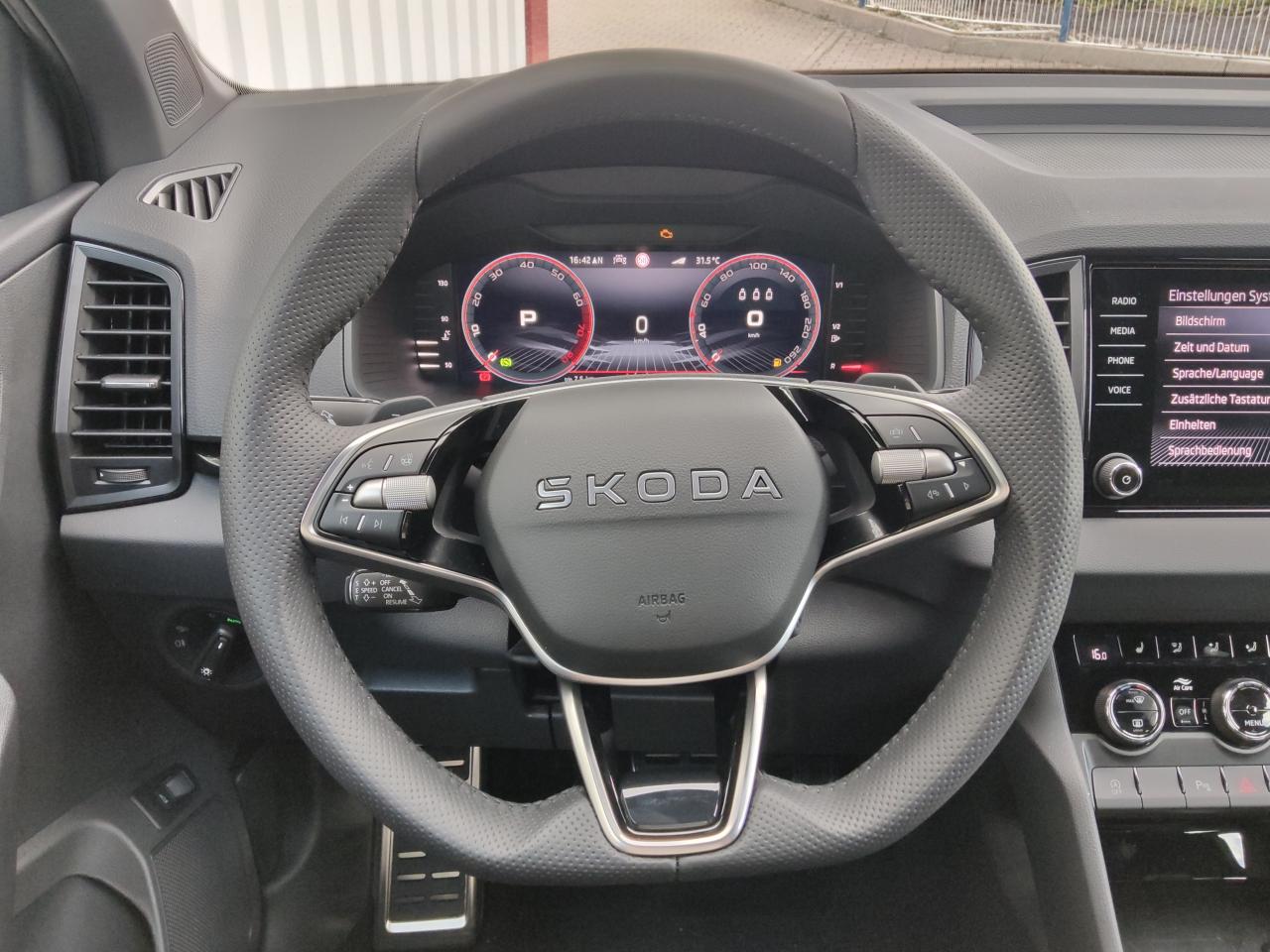 Skoda KAROQ SPORTLINE 2.0 TSI DSG 4X4, CO2-Klasse: F, AHZV MATRIX-LED Bildbeschreibung: Skoda KAROQ SPORTLINE 2.0 TSI DSG 4X4, CO2-Klasse: F, AHZV MATRIX-LED