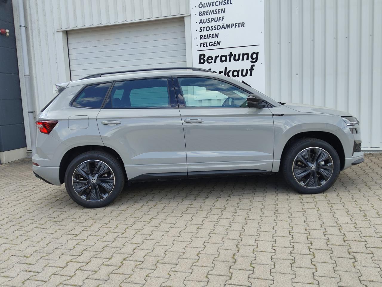 Skoda KAROQ SPORTLINE 2.0 TSI DSG 4X4, CO2-Klasse: F, AHZV MATRIX-LED Bildbeschreibung: Skoda KAROQ SPORTLINE 2.0 TSI DSG 4X4, CO2-Klasse: F, AHZV MATRIX-LED