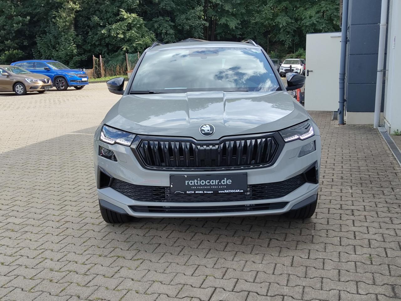 Skoda KAROQ SPORTLINE 2.0 TSI DSG 4X4, CO2-Klasse: F, AHZV MATRIX-LED Bildbeschreibung: Skoda KAROQ SPORTLINE 2.0 TSI DSG 4X4, CO2-Klasse: F, AHZV MATRIX-LED